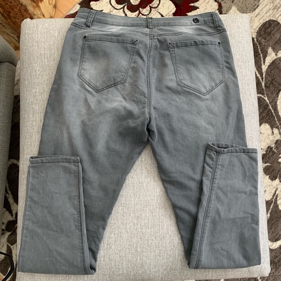 VGUC Kensie Grey 5 Pocket Skinnies - Picture 2 of 4